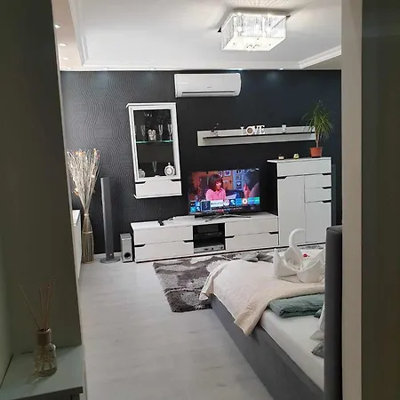 Apartment H29 Vivien Apartman *
